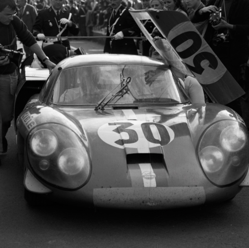 Durante as 24 Horas de Le Mans de 1968, o Alpine Vinatier/de Cortanze pára para reabastecer. © IXO Collections SAS - Tous droits réservés. Crédits photo ©  Renault / D.R.