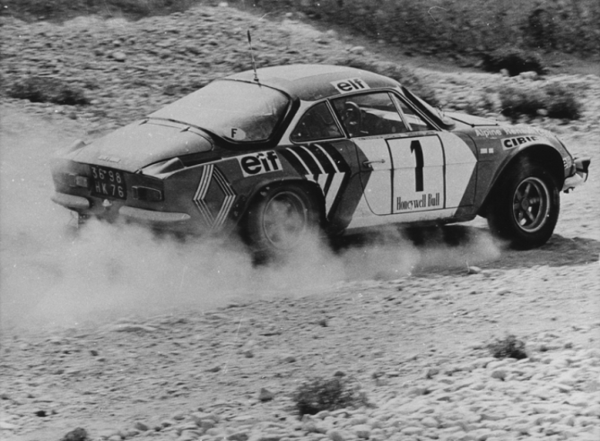 Enfin fiabilisée, la Berlinette A110 1800 a permis à Alpine en 1973 de décrocher le premier titre de Champion du monde Constructeurs en rallye. Bernard Darniche survole ici celui du Maroc et remporte une victoire incontestée. © IXO Collections SAS - Tous droits réservés. Crédits photo ©  Renault D.R. / Archives et Collections