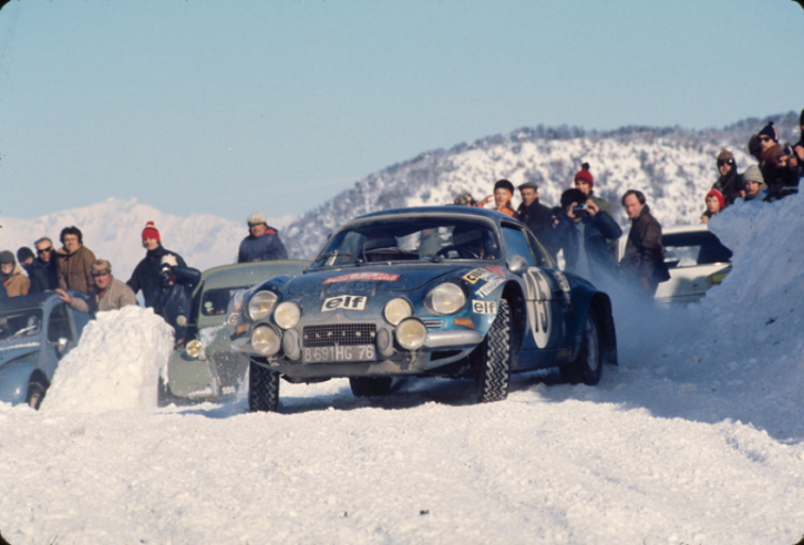 Os pneus de neve não são autorizados no Rali de Monte Carlo. Nesta primeira prova da época, a Alpine monopoliza o pódio. Andersson e o seu copiloto Jean Todt, aqui fotografados em ação numa espessa camada de neve, terminam em segundo lugar. © IXO Collections SAS - Tous droits réservés. Crédits photo ©  Renault D.R. / Archives et Collections