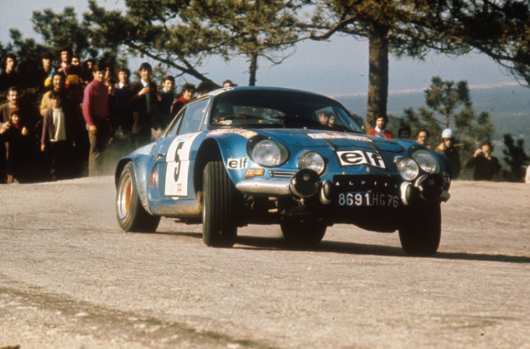 Jean-Luc Thérier in action during the Rally of Portugal. He masterfully secured one of his three wins of the season. As you can see, he made full use of the Berlinette's exceptional manoeuvrability... in front of an audience that was little aware of the danger.  © IXO Collections SAS - Tous droits réservés. Crédits photo ©  Renault D.R. / Archives et Collections