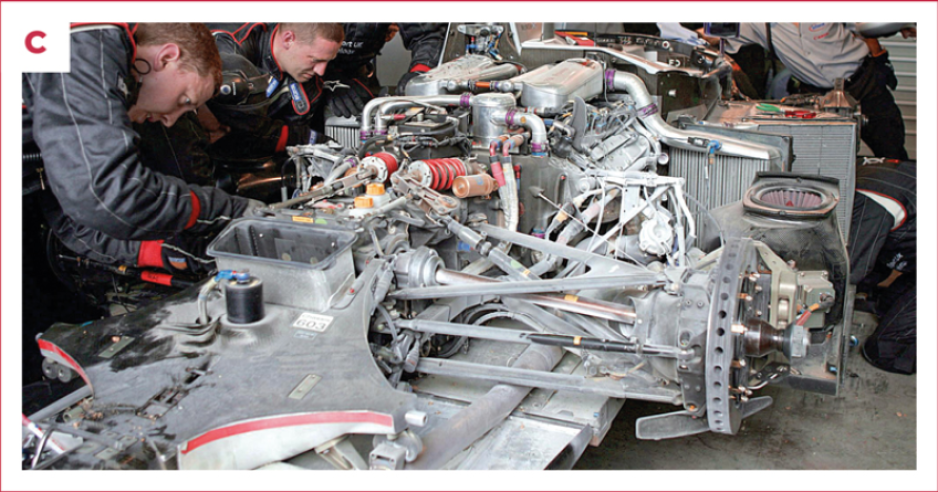 C. The pit of Team J.W.Automotive Engineering where the three cars are prepared ahead of the race. © IXO Collections SAS - Tous droits réservés. 