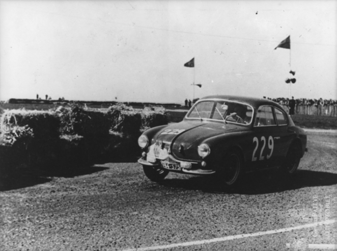 Jean Rédélé saß in 1953 noch auf dem Fahrersitz; hier fährt er eine der ersten Alpines auf der Basis eines Renault 4 CV bei der "Rallye Dieppe" in seinem Heimatland in der Normandie zwischen Strohballen und Palisaden. © IXO Collections SAS - Tous droits réservés. Crédits photo © Renault D.R. 