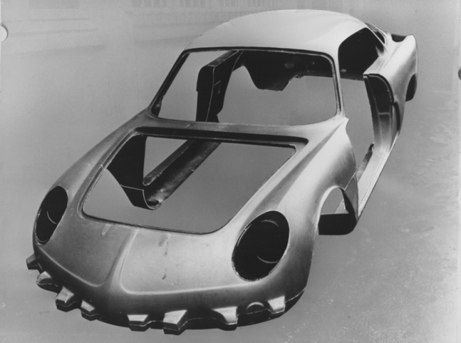 The Alpine A110 body in 1968: taken from the mould, it consists of a single polyester block to which the doors and front and rear bonnets are attached. The body itself would be attached to the chassis-beam which was embedded in polyester. © IXO Collections SAS - Tous droits réservés. Crédits photo © Renault D.R.