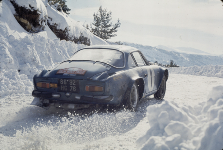 Nous sommes en 1973, avec une vue spectaculaire de l’A110 de Jean-Pierre Nicolas dans ses œuvres sur la neige du Rallye  Monte-Carlo. Les meilleurs pilotes étaient capables de contrôler les longues glissades de l’Alpine. © IXO Collections SAS - Tous droits réservés. Crédits photo ©  Renault / D.R.