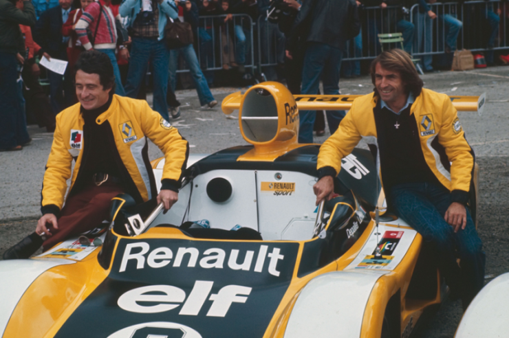 Patrick Depailler (à gauche) et Jacques Laffite, deuxièmes aux 24 Heures du Mans 1977 avec l’A442. © IXO Collections SAS - Tous droits réservés. Crédits photo ©  Renault D.R. / Archives et Collections