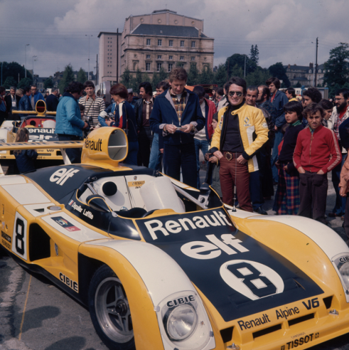 Durante as verificações técnicas em Le Mans em 1977, Depailler era todo sorrisos, consciente de que tinha um carro capaz de vencer. © IXO Collections SAS - Tous droits réservés. Crédits photo ©  Renault D.R. / Archives et Collections