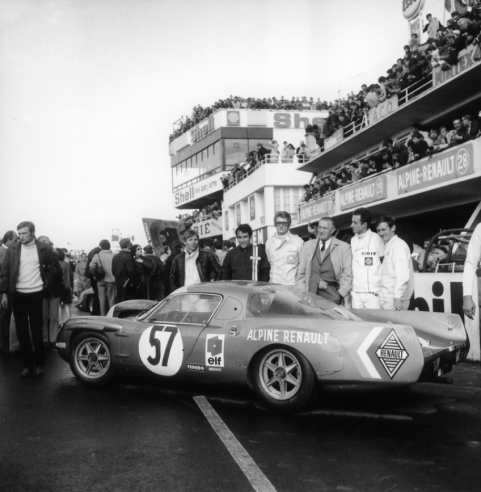 En 1970, l’Alpine de Serpaggi/Le Guellec. On distingue également à leur droite Amédée Gordini, Jean-Pierre Jabouille et Jean-Luc Thérier. © IXO Collections SAS - Tous droits réservés. Crédits photo © Renault D.R. 