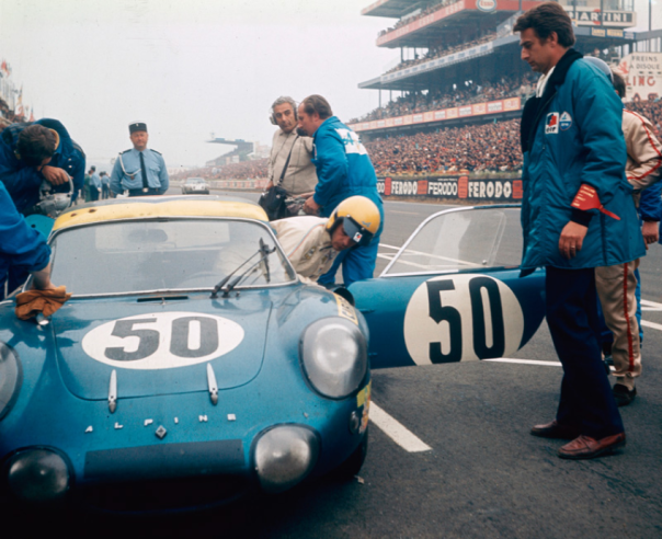 Toujours au Mans, en 1969 cette fois : au ravitaillement, Alain Serpaggi sort de son A210. © IXO Collections SAS - Tous droits réservés. Crédits photo © Renault D.R.