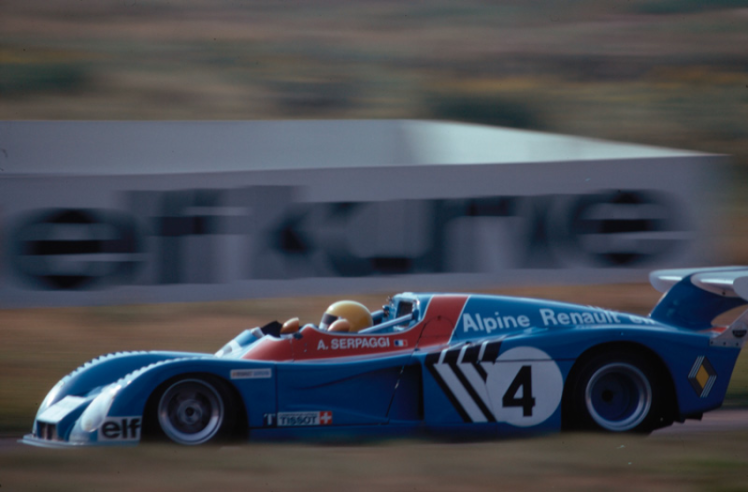 En 1974, la fameuse Alpine A440 menée de main de maître par le futur Champion d’Europe.  © IXO Collections SAS - Tous droits réservés. Crédits photo ©  Renault D.R.