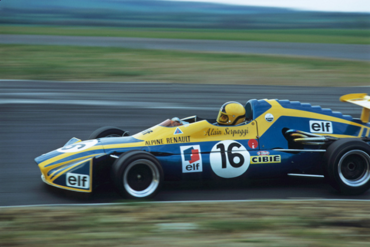 Course de Formule 3 en 1972 : l’Alpine de Serpaggi est toujours bleue, mais déjà le jaune Renault fait son apparition. © IXO Collections SAS - Tous droits réservés. Crédits photo ©  Renault / D.R.