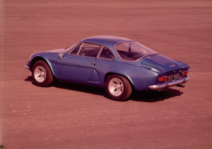 La 1600 SX, comme toutes les Alpine, est à moteur arrière, c’est ce qui permet son capot avant plongeant. © IXO Collections SAS - Tous droits réservés. Crédits photo ©  Renault D.R. / Archives et Collections