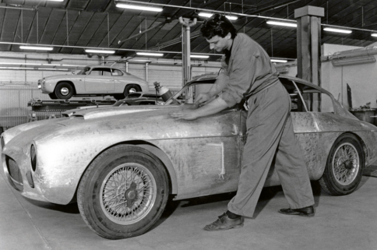 La construction des carrosseries Zagato est longtemps restée artisanale et limitée en nombre. Ici une Maserati A6G 2000 de 1956. © IXO Collections SAS - Tous droits réservés. Crédits photo © Lancia D.R.