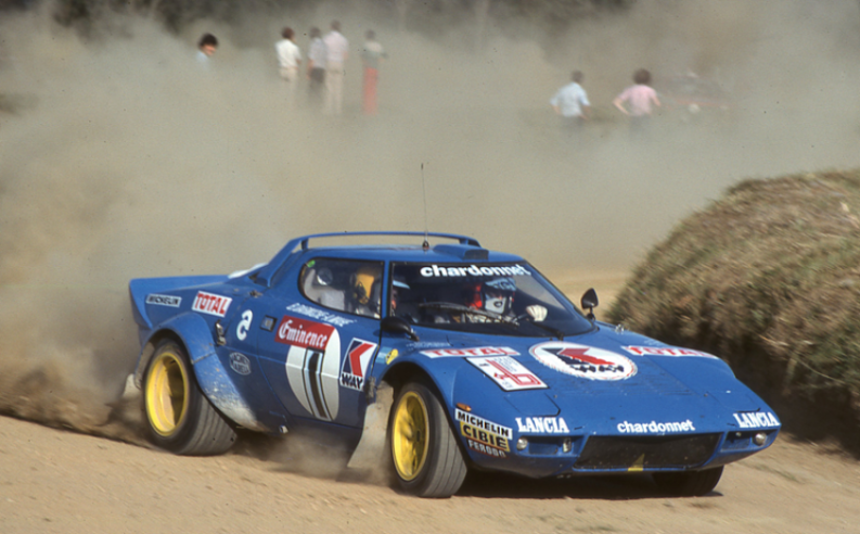 Der Lancia Stratos wurde speziell für den Rennsport entwickelt und verfügte über einen Mittelmotor in Queranordnung, der seine Konkurrenten zu unbedeutenden Akteuren machte. © IXO Collections SAS - Tous droits réservés. Crédits photo © Lancia D.R.