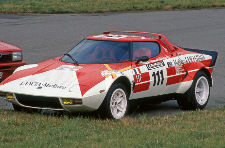 Le style de la Stratos, conçu par Marcello Gandini, se distingue par une ligne cunéiforme, un pare-brise panoramique en arc de cercle et une lame aérodynamique sur l’arrière du toit. © IXO Collections SAS - Tous droits réservés. Crédits photo © Lancia D.R.