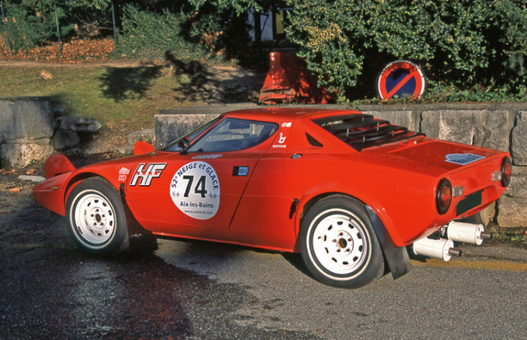 La première série de la Lancia Stratos Stradale était dépourvue de tout élément aérodynamique, ce qui accentuait un peu plus encore sa haute ceinture de caisse et sa ligne en "coin". © IXO Collections SAS - Tous droits réservés. Crédits photo © Lancia D.R.