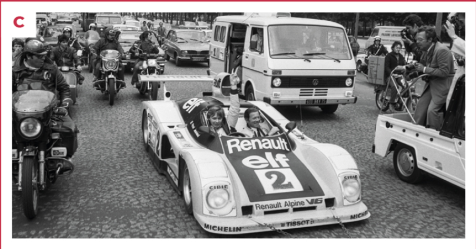 C. À Paris, sur les Champs-Élysées, Didier Pironi et Jean-Pierre Jaussaud paradent après leur victoire aux 24 Heures du Mans. Pour le défilé, l’inconfortable pare-brise enveloppant de la A442 a été démonté. © IXO Collections SAS - Tous droits réservés. 