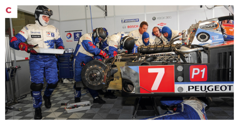 C. Les mécaniciens de Peugeot Total au travail sur la 908 HDi FAP n° 7 après un petit accident survenu au pilote Pedro Lamy sur la piste des stands. © IXO Collections SAS - Tous droits réservés. 