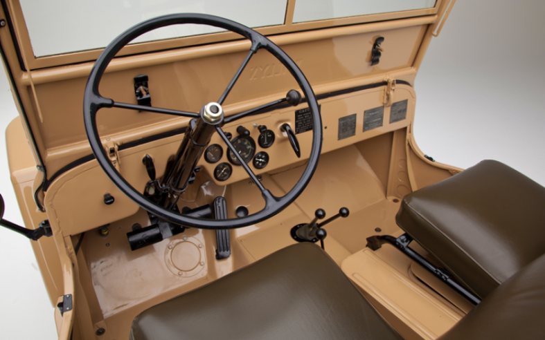 The CJ-2A dashboard, with gear shift on the steering column and glove box. The gauges were almost identical to those on a military Jeep®. © FCA © IXO Collections SAS - Tous droits réservés. 