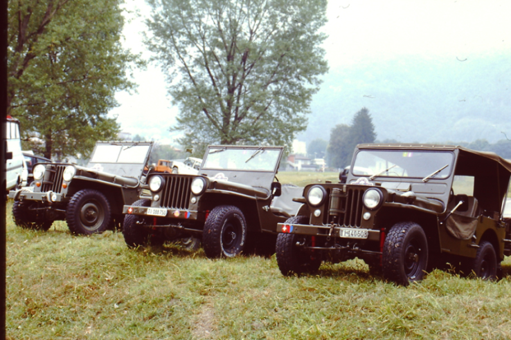 From left to right, two CJ-2As and one CJ-3A used by the Swiss Army, the largest employer of CJs for military purposes. © FCA © IXO Collections SAS - Tous droits réservés. 