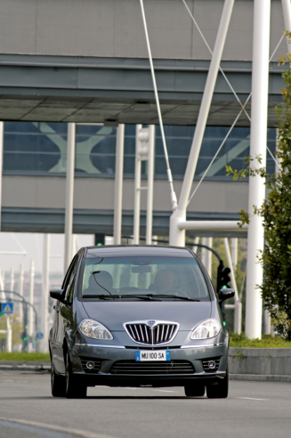 Its lines betray a clear family resemblance with the small city car Ypsilon, particularly in terms of the slightly retro radiator grille and almond-shaped headlights. © IXO Collections SAS - Tous droits réservés. Crédits photo © Lancia D.R.