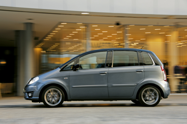 La Lancia Musa se positionne avantageusement sur le segment des minispaces haut de gamme, particulièrement avec la seconde génération apparue en 2007 dotée d’un coffre plus volumineux. © IXO Collections SAS - Tous droits réservés. Crédits photo © Lancia D.R.