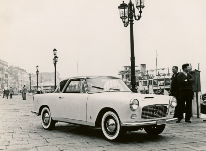 From 1956 onwards, Lancia entrusted the production of special Appia bodywork to independent craftsmen, such as Pinin Farina, who manufactured a small series of sports coupes. © IXO Collections SAS - Tous droits réservés. Crédits photo © Lancia D.R.