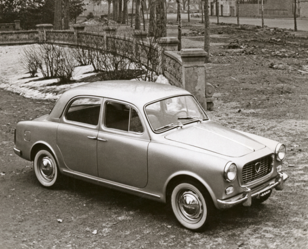 The third series of Appia, distinguished by its horizontal radiator grille, retained the characteristic opposing doors with no central pillar. © IXO Collections SAS - Tous droits réservés. Crédits photo © Lancia D.R.