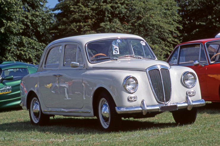 Avec l'Appia, Lancia a réussi le pari d'opérer une percée significative dans la gamme des petites automobiles à vocation populaire. © IXO Collections SAS - Tous droits réservés. Crédits photo © Lancia D.R.