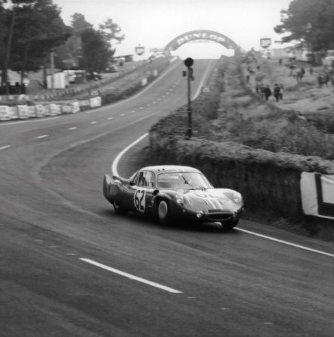 Grandsire et Cella termineront, avec leur A210 de 1 300 cm3, à une exceptionnelle neuvième place au scratch en 1966. © IXO Collections SAS - Tous droits réservés. Crédits photo © Renault D.R. / Archives et Collections