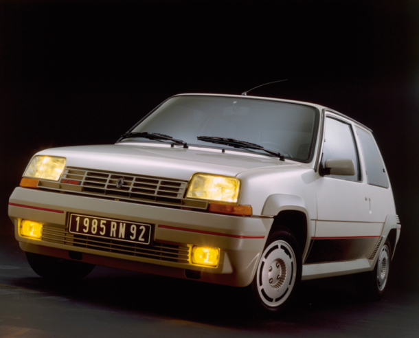 La R5 GT Turbo de 1985 ; à l'époque, les liserés rouges connotaient les versions sportives des autos de grandes séries..© IXO Collections SAS - Tous droits réservés. Crédits photo ©   Renault D.R. / Archives et Collections