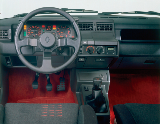 Intérieur du modèle 1988 : l'instrumentation est assez complète mais l'impression générale est austère malgré le volant à trois branches. © IXO Collections SAS - Tous droits réservés. Crédits photo ©  Renault D.R. / Archives et Collections