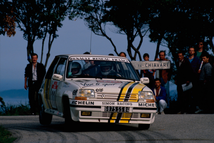 Au Tour de Corse 1988, Alain Oreille enlève le Groupe N avec sa R5 GT Turbo.© IXO Collections SAS - Tous droits réservés. Crédits photo © Renault D.R. / Archives et Collections