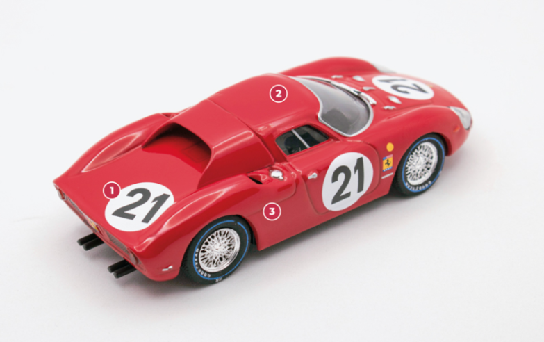 1. En 1965, todos los 250 LM estaban equipados con el motor V12 "275" de 3,3 litros en lugar del 250 original heredado del 250 GTO. La potencia oscilaba en torno a los 320 y 350 CV.2. El chasis núm. 5893 vio su primera competición oficial. Compitió en dos ediciones de las 24 Horas de Le Mans (1968 y 1969) y en tres ediciones de las 24 Horas de Daytona, terminando séptimo en el mejor de los casos. 3. Aunque estaba inscrito en el equipo NART, el 250 LM que ganó en 1965 estaba pintado de rojo Ferrari, en lugar de la librea blanca y azul del equipo americano.© IXO Collections SAS - Tous droits réservés. 