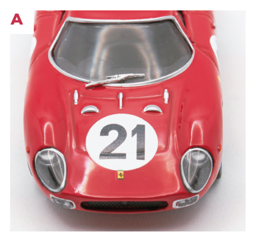 A. The bodywork of the 250 LM was similar to that of the 250 P, the model from which it was derived and with which it shared a flat rear bonnet. The difference between the two is that the passenger compartment is covered by a roof, whereas the 250 P is a spider. © IXO Collections SAS - Tous droits réservés. 