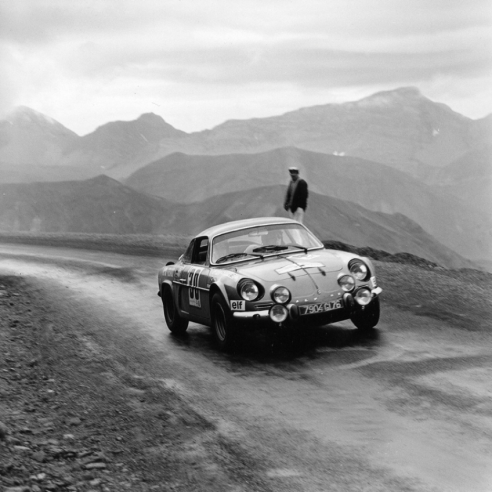 En 1969, l’Alpine est installée dans le paysage des courses de côtes comme en rallye. Ici lors de la Coupe des Alpes. © IXO Collections SAS - Tous droits réservés. Crédits photo © Archives et Collections