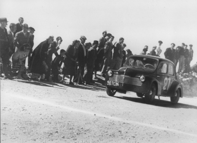 Déjà en 1948 la 4 CV partait à l’assaut du Mont Ventoux, comme ici celle de François Landon. © IXO Collections SAS - Tous droits réservés. Crédits photo © Renault D.R. / Archives et Collections 