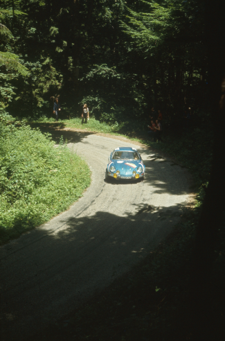 En 1971, sortie de virage lors d’une course de côte pour une Berlinette. La course de côte, c’est aussi le changement de luminosité entre ombre et soleil aveuglant. © IXO Collections SAS - Tous droits réservés. Crédits photo © Renault D.R. / Archives et Collections