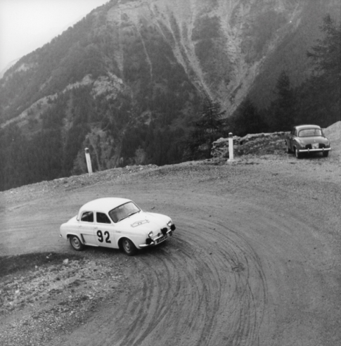 Une Dauphine en pleine action en 1959 ; nous sommes ici dans une spéciale lors du Rallye de la Coupe des Alpes. © IXO Collections SAS - Tous droits réservés. Crédits photo ©   Archives et Collections