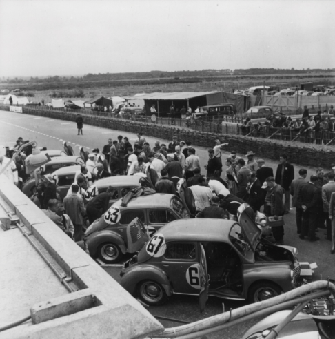 Autre époque : c’est un grand nombre de 4 CV qui se préparent pour les 24 Heures du Mans en 1952. © IXO Collections SAS - Tous droits réservés. Crédits photo ©   Renault D.R. / Archives et Collections