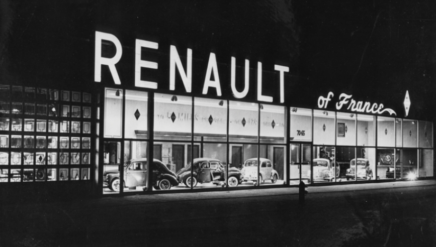 La vitrine de la concession Renault de Washington en 1955. À l'intérieur, on distingue la vedette : la 4 CV ! © IXO Collections SAS - Tous droits réservés. Crédits photo © Renault D.R. / Archives et Collections