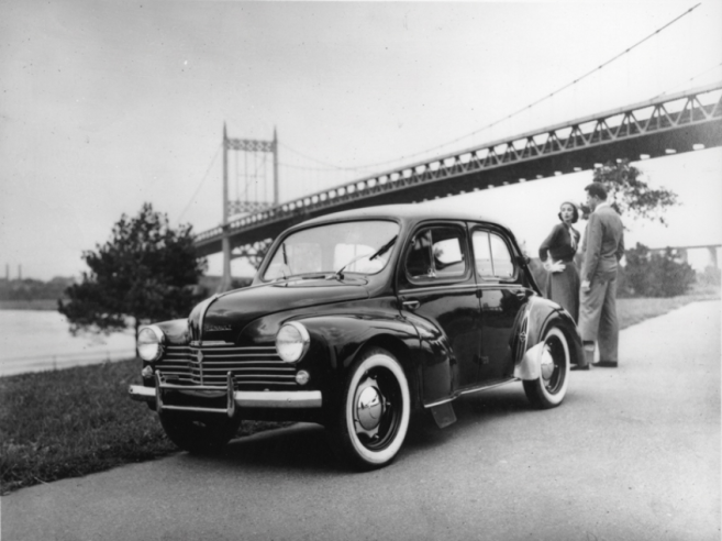 Encore la 4 CV version USA, avec ses pneus à flancs blancs, photographiée sous un pont de New York en 1950. © IXO Collections SAS - Tous droits réservés. Crédits photo ©  Renault D.R. / Archives et Collections