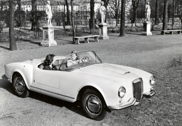 La ligne de carrosserie est d’une extraordinaire pureté, avec notamment sa calandre stylisée dans le prolongement de la prise d’air du capot. © IXO Collections SAS - Tous droits réservés. Crédits photo © Lancia D.R.