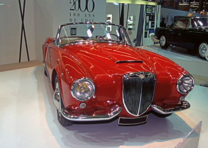 Les lignes de l’Aurelia B24 ne sont pas sans rappeler celles de l’Alfa Romeo Giulietta spider, un autre chef-d’œuvre signé Pinin Farina. © IXO Collections SAS - Tous droits réservés. Crédits photo © Lancia D.R.