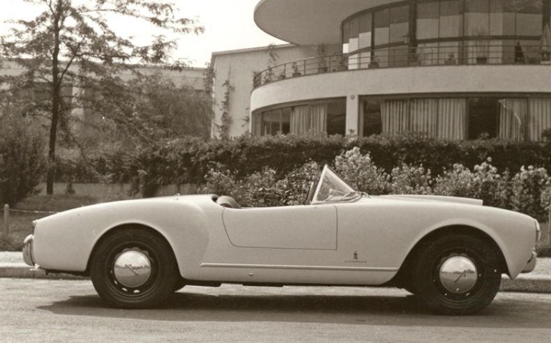 Para seduzir os clientes do outro lado do Atlântico, Pinin Farina equipou o primeiro Aurelia B24 spider com o para-brisas panorâmico tipicamente americano que tinha feito do Chevrolet Corvette um sucesso desde 1953. © IXO Collections SAS - Tous droits réservés. Crédits photo © © Lancia D.R.