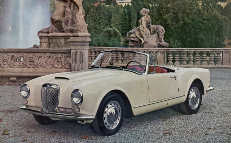 Extérieurement, la version convertible lancée en 1957 se distingue par ses pare-chocs droits et ses portières plus grandes rendant l’habitacle plus facilement accessible. © IXO Collections SAS - Tous droits réservés. Crédits photo © Lancia D.R.