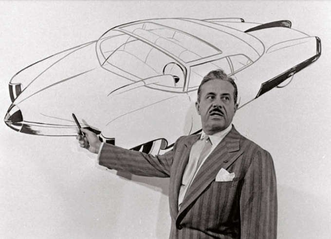 The Maestro in front of a sketch evoking the 'reactor' grille that would appear on the 1950 Studebaker range. It was a bold move. © IXO Collections SAS - Tous droits réservés. Crédits photo © Courtoisie RL studio