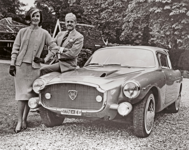 Raymond Loewy and his wife Viola May proudly pose in front of the designer's latest creation, the 1960 Lancia Loraymo, which was to remain his personal car for many years. © IXO Collections SAS - Tous droits réservés. Crédits photo © Courtoisie RL studio