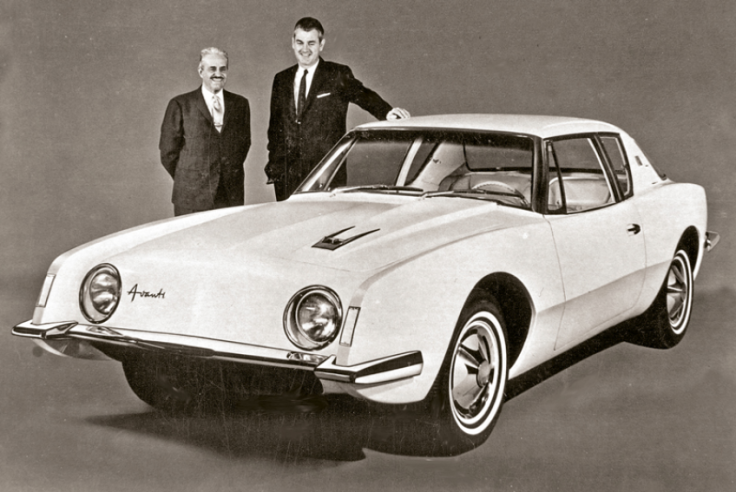 Raymond Loewy and Studebaker chairman Sherwood Egbert with the 1962 Avanti coupé, a model that represented the automotive " perfect dream " that the designer was looking for. © IXO Collections SAS - Tous droits réservés. Crédits photo © Studebaker