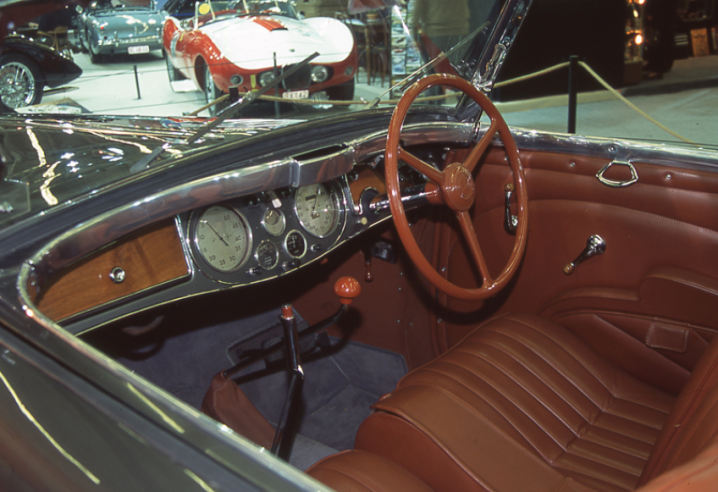 The passenger compartment of this cabriolet is particularly well designed, but without excessive luxury. The dashboard instrumentation was supplied by the Italian equipment manufacturer Metron, under licence from Jaeg. © IXO Collections SAS - Tous droits réservés. Crédits photo © Lancia D.R.