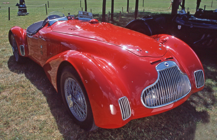 Cette Astura “Barchetta” a été commandée à la Carrozzeria Colli en 1939 par la Scuderia Ambrosiana pour son pilote Luigi Villoresi. © IXO Collections SAS - Tous droits réservés. Crédits photo © Lancia D.R.